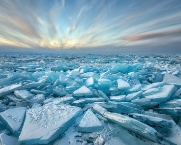 Озеро Байкал зимой лед в движени