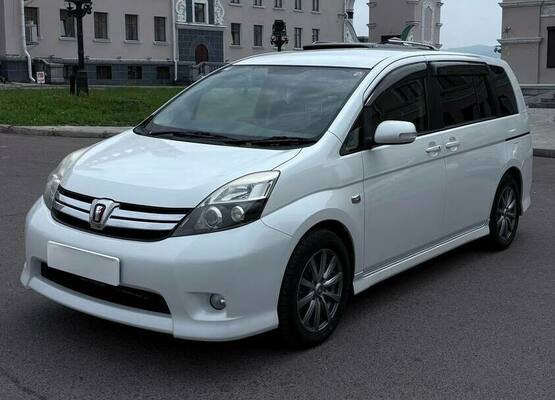 Аренда авто а Alpha Car Toyota Isis 2014