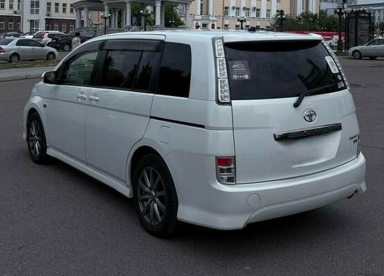 Аренда авто а Alpha Car Toyota Isis 2014