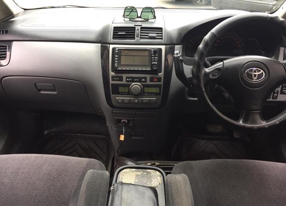 Салон автомобиля Toyota ipsum 2006 Салон автомобиля Toyota ipsum 2006